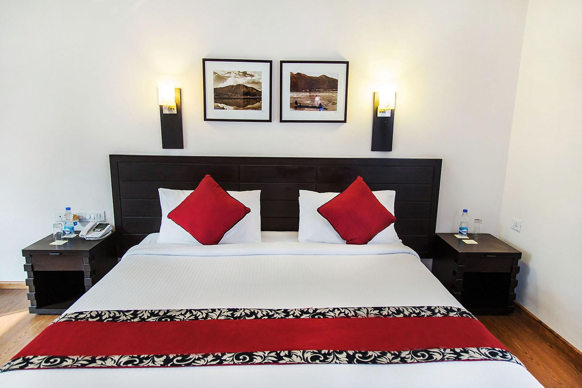 Mantra Amaltas Hotel New Delhi Exterior photo